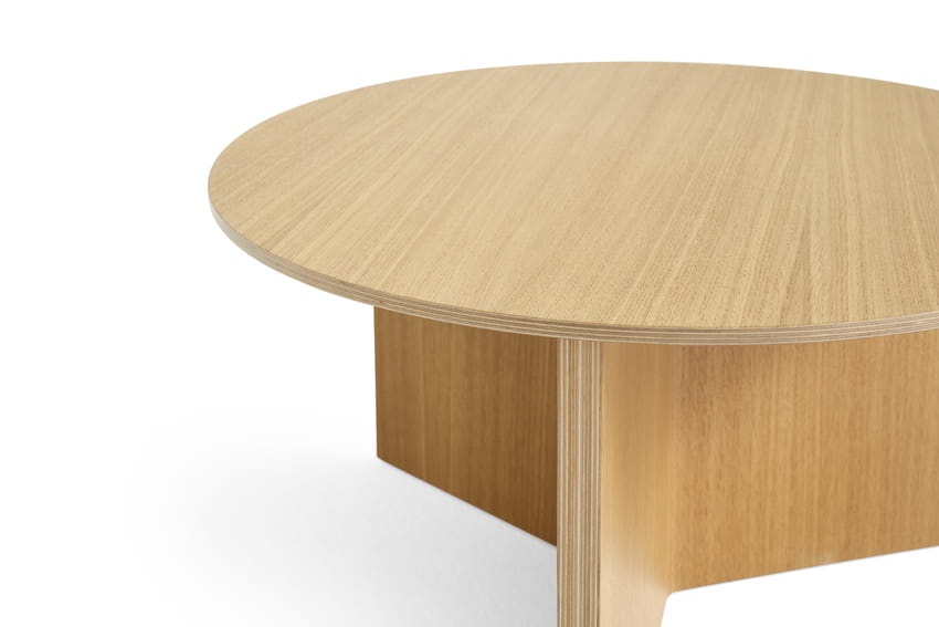 9440331009000_Slit Table Wood Round XL wb lacquer oak_detail 01.jpg