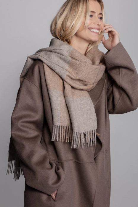 Praque_scarf-Scarf-40007-2_f1c77323-4ad6-4c48-a747-d52752b87b48_1800x1800.jpg-2.webp
