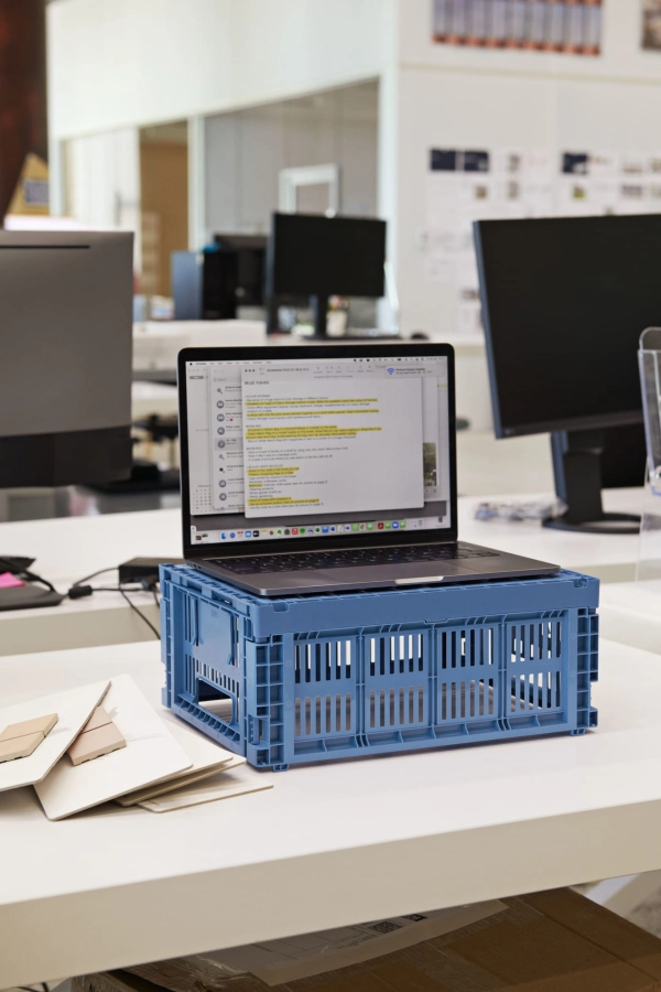 HAY Colour Crate M electric blue.jpg