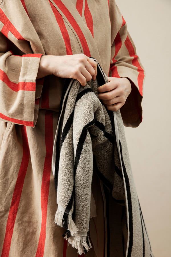 fermLIVING-SS22-FieldRobe-AleeBathTowel-SandBlack-image-1.jpg