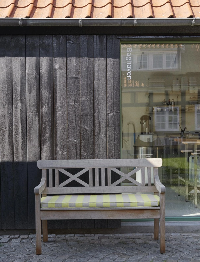 S1040505 1960222 Drachmann Bench 120 and Cushion, Lemon_Sand stripes_M.jpg