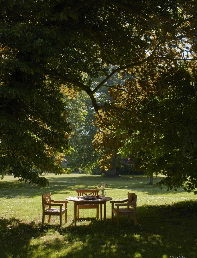 S1042005 S1040520 Drachmann Table Ø126, Drachmann Chair_M_02.jpg