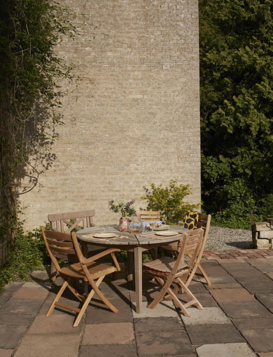 S1042005 Drachmann Table Ø126_Mixed Chairs_M.jpg