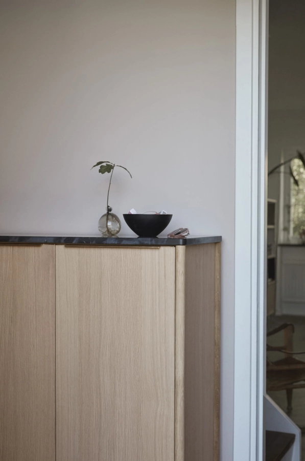 1090106_Jut High Cabinet_Black Marble_M.jpg