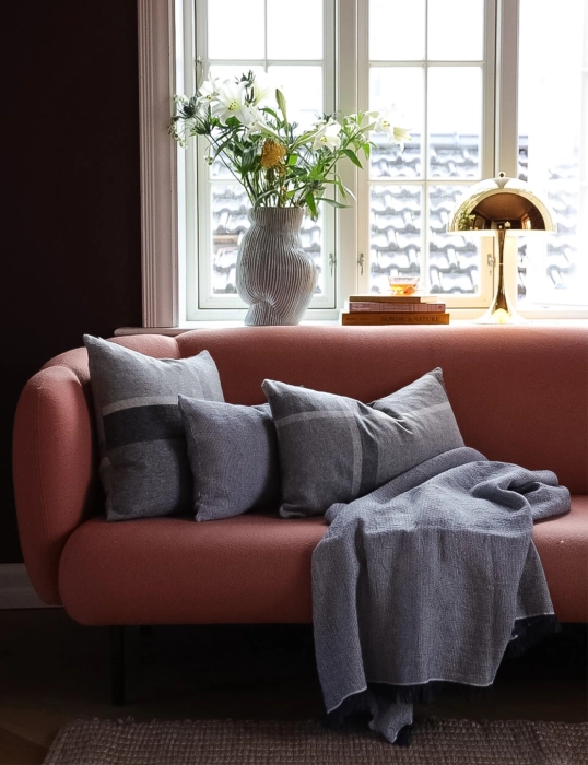 Manhattan_cushion_40x60_cm-Cushion-90002-18_1800x1800.jpg-2.webp