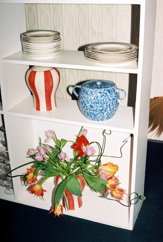 Sobremesa Stripe Vase S red_Sobremesa Bean Pot blue_Sobremesa Plate.jpg