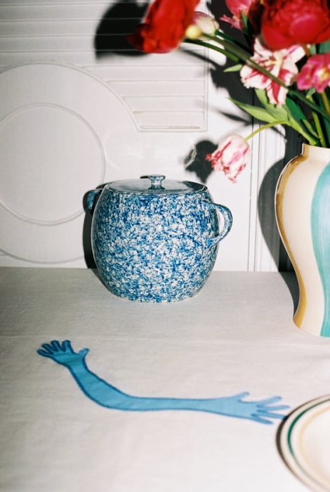 Sobremesa Bean Pot blue_Sobremesa Tablecloth L300 white.jpg