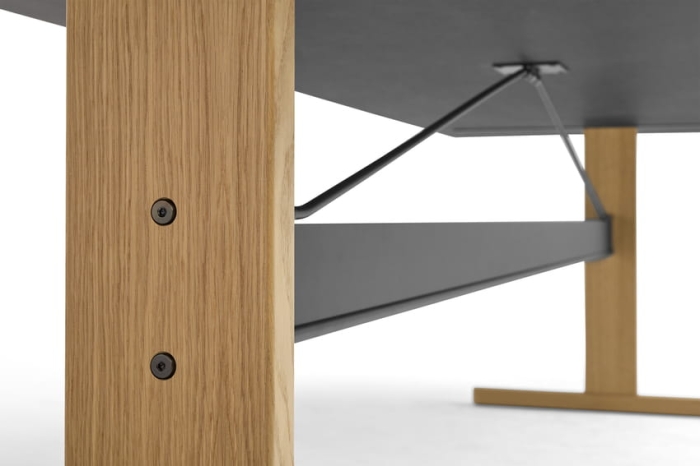 9462151009000_Passerelle Table wb lacquered oak frame and edge ink black powder coated crossbar 02.jpg
