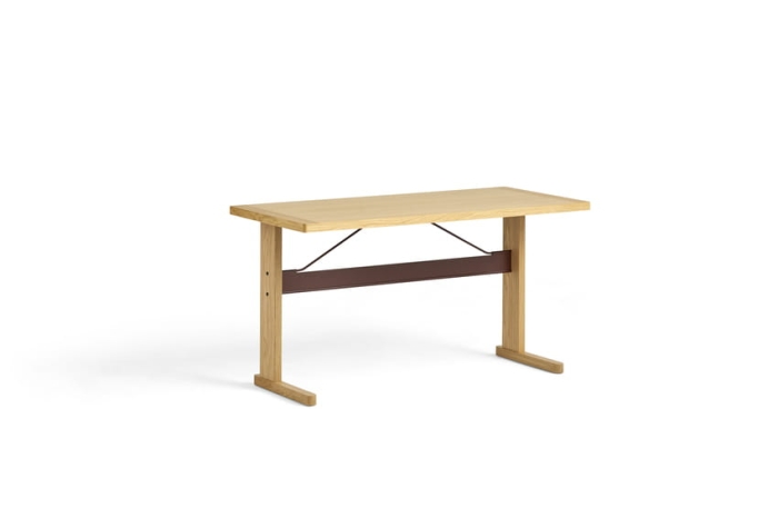 9463201009000_Passerelle Desk L140xW65xH74 wb lacquer oak frame and edge burgundy powder coated crossbar.jpg