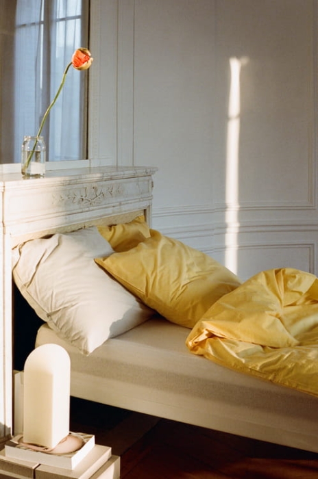 Duo Duvet Cover golden yellow_Duo Pillow Case cappuccino_Connect Bed white_Parade Table Lamp 320 shell white 02.jpg