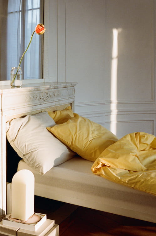 Duo Duvet Cover golden yellow_Duo Pillow Case cappuccino_Connect Bed white_Parade Table Lamp 320 shell white 02.jpg