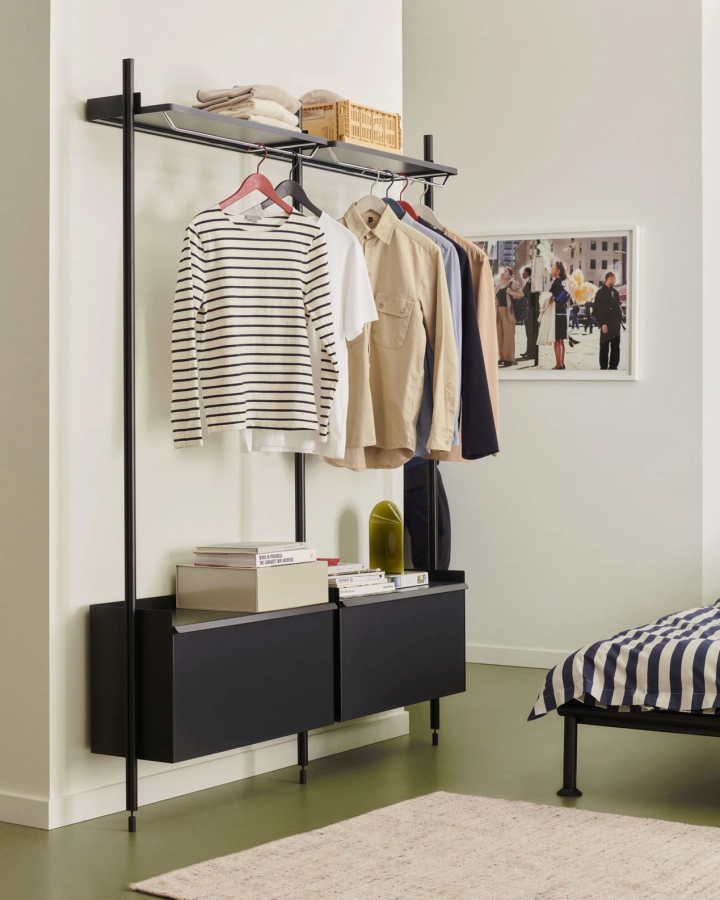 Pier System 1002 PS black powder coated steel black anodised profiles_Tamoto Bed anthracite_Crayon Rug multi.jpg
