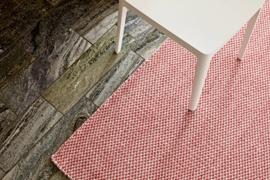 Moire Kelim coral_Elementair Chair cream white.jpg