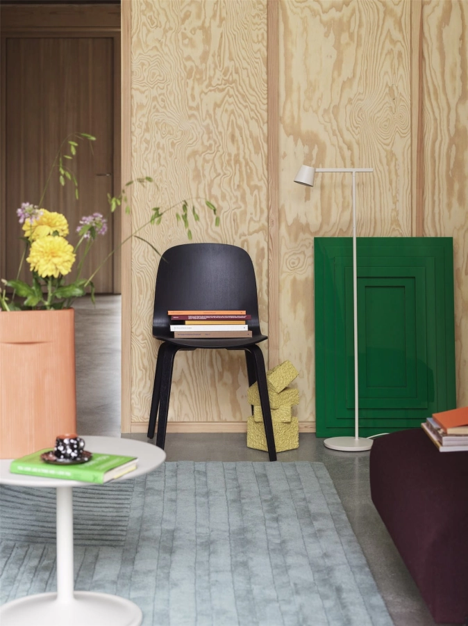 relevo-sage-green-170x240-soft-side-off-white-visu-midnight-blue-tip-floor-white-in-situ-vidar-693-muuto-org_(150).jpg
