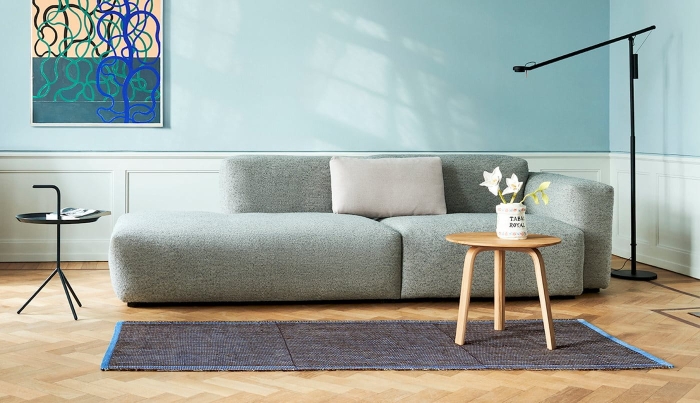 mags-soft-low-25-seater-comb-2_tapis-chestnut-and-blue_fifty-fifty-floor_1390x800.jpeg