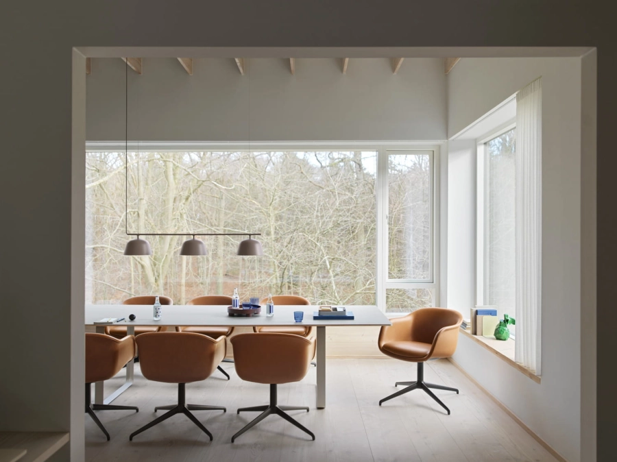 19805-en-fiber-conference-armchair-swivel-refine-leather-cognac-70-70-grey-295-cm-ambit-rail-taupe-platform-tray-raise-wide-muuto-org.jpeg