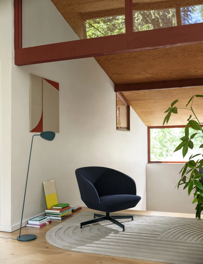 19407-en-relevo-170x240-off-white-oslo-lounge-chair-colline-787-swivel-base-black-leaf-floor-dark-green-muuto-org.webp