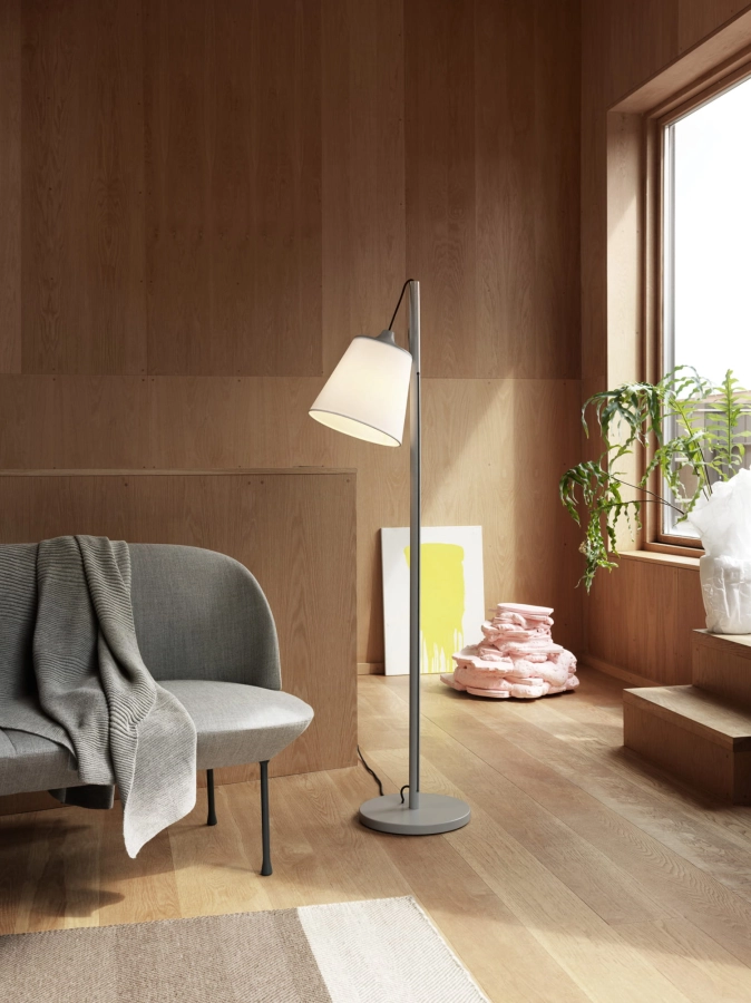 4223-en-pull-floor-lamp-grey-oslo-sofa-fiord-151-varjo-rug-muuto-org.jpeg
