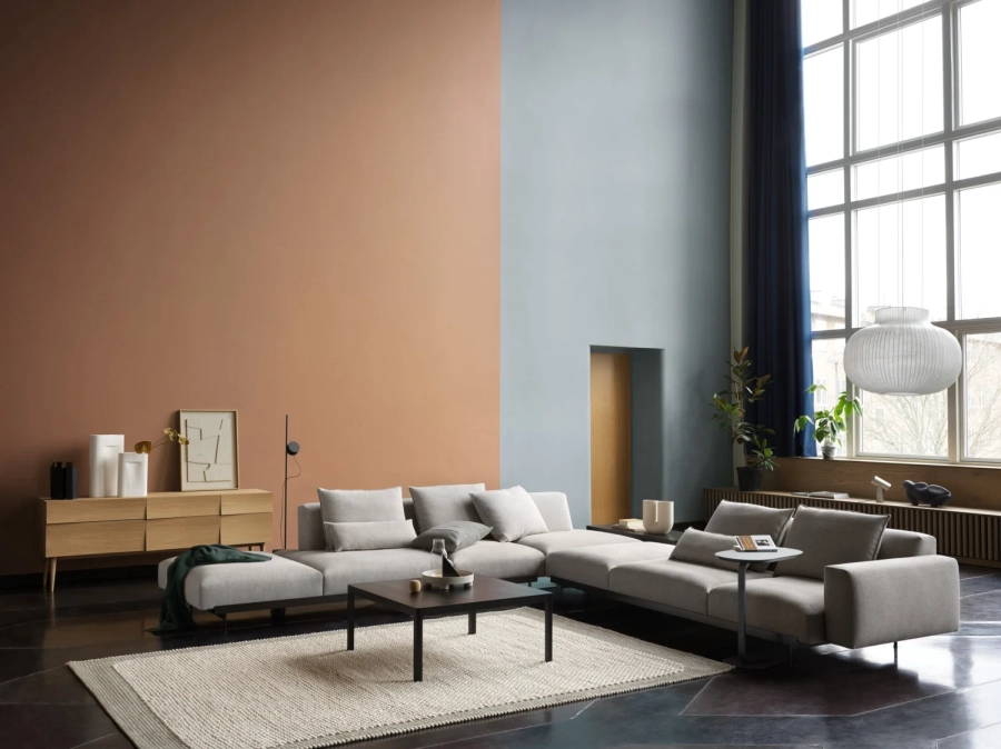 4850-en-in-situ-corner-conf-9-clay-12-workshop-black-pebble-light-grey-reflect-180-oak-strand-pendant-muuto-org.webp