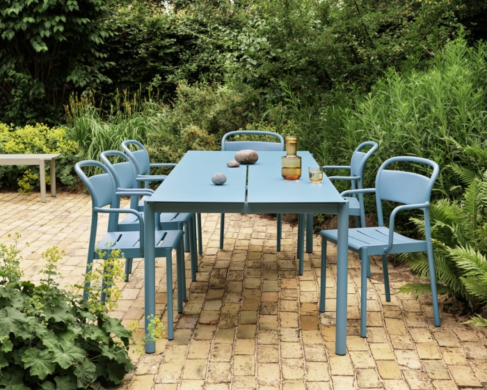 19404-en-pale-blue-linear-steel-table-220-armchair-raise-carafe-glass-muuto-org.jpeg
