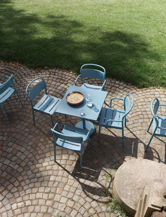 19391-en-linear-steel-cafe-table-h73-70x70-side-chair-armchair-pale-blue-raise-carafe-glass-platform-tray-muuto-org.webp