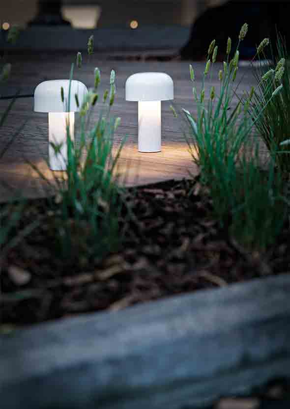 bellhop-table-castiglioni-flos-F1060009-product-life-06-590x883.jpg