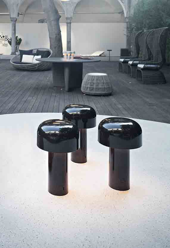 bellhop-table-castiglioni-flos-F1060026-product-life-02-571x835.jpg