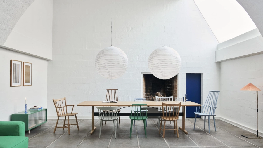 Passerelle Table L300xW95xH74 wb lacquered oak tabletop, frame and edge black powder coated crossbar_J-Series family_Rice Paper Shade dia80 classic white 01.jpg