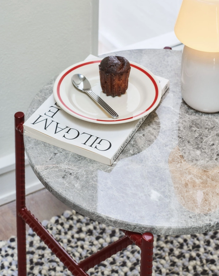 Rebar Side Table Ø45xH40.5 grey marble tabletop barn red powder coated steel_Sobremesa Plate 18.5 Set of 2 red_Apollo Portable white.jpg
