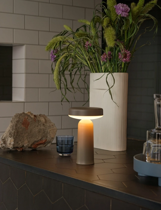22959-en-ease-portable-lamp-taupe-ridge-h35-off-white-raise-glass-dark-blue-carafe-clear-platform-tray-blue-grey-muuto-org.webp