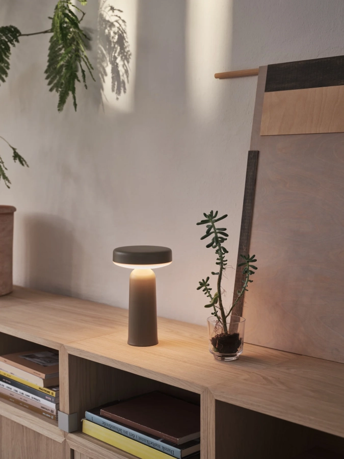 22962-en-ease-portable-lamp-taupe-stacked-oak-grey-clips-raise-clear-muuto-org.webp