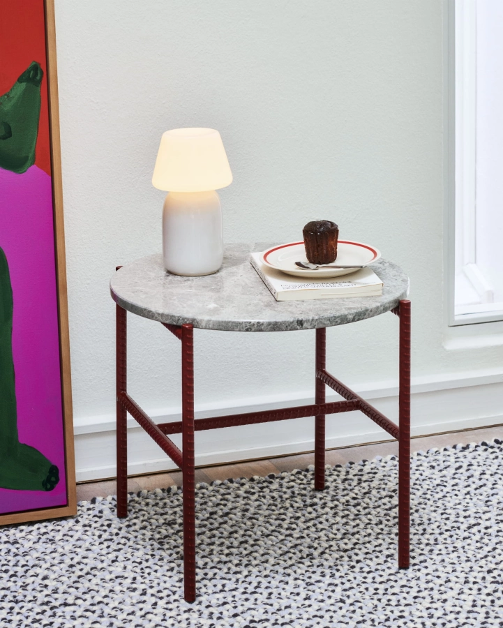 Rebar Side Table Ø45xH40.5 grey marble tabletop barn red powder coated steel_Braided Rug 140x200 grey_Apollo Portable white.jpg