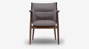 CARL HANSEN & SØN krzesło tapicerowane z podłokietnikami E005 EMBRACE orzech olejowany