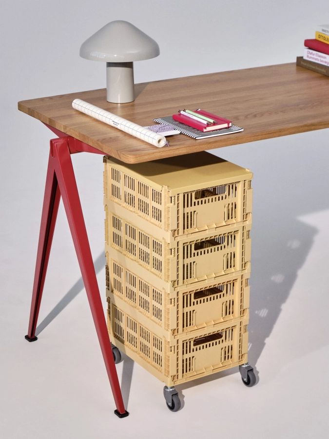 HAY Colour Crate M golden yellow_HAY Colour Crate Lid M golden yellow_Pyramid Table 01 clear lacquered oak top_tomato red frame.jpg