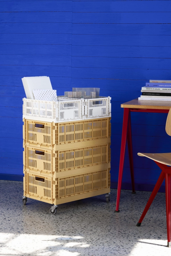 HAY Colour Crate L golden yellow_HAY Colour Crate M off-white_HAY Colour Crate Wheels_Pyramid Table 01 clear lacquered oak top tomato red frame_Result chair wb lacquered oak seat and back.jpg