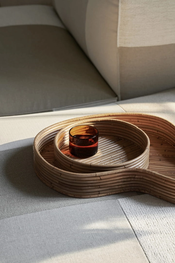 fermLIVING_SS23_IsolaTrays_1104267459_OliWaterGlass_1104266693_image_09.jpg