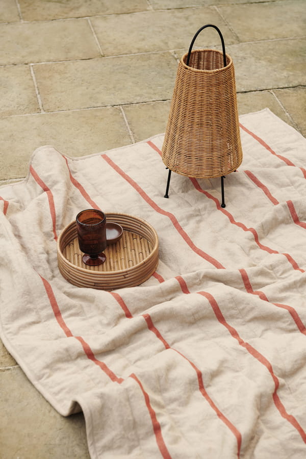 fermLIVING_SS23_GrandQuiltedBlanket_1104267612_PortiBraidedLamp_1104266251_image_01.jpg