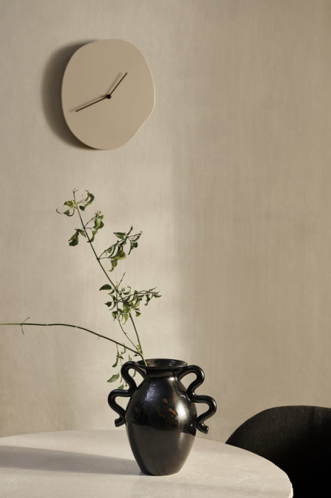 fermLIVING_SS23_MeltWallClock_1104266415_VersoTableVase_1104264684_image_01.jpg