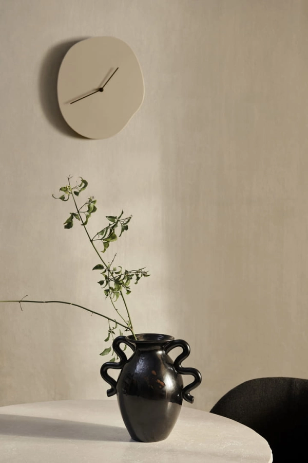 fermLIVING_SS23_MeltWallClock_1104266415_VersoTableVase_1104264684_image_01.jpg
