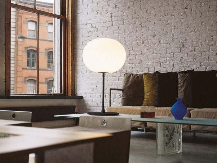 glo-ball-t1-matt-black-table-morrison-flos-01.jpg