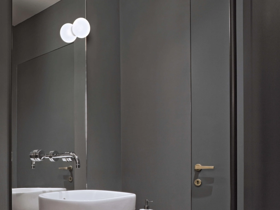 glo-ball-wall-mini-mirror-white-morrison-flos-03.jpg