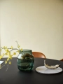 23848-en-silent-vase-20-dark-green-midst-table-160-black-fiber-armchair-refine-leather-cognac-muuto-org.webp