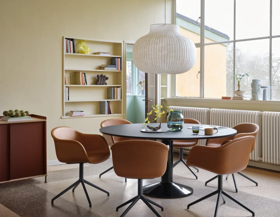 23810-en-fiber-armchair-swivel-refine-leather-cognac-black-midst-table-160-black-strand-60-silent-20-dark-green-enfold-deep-red-muuto-org.webp