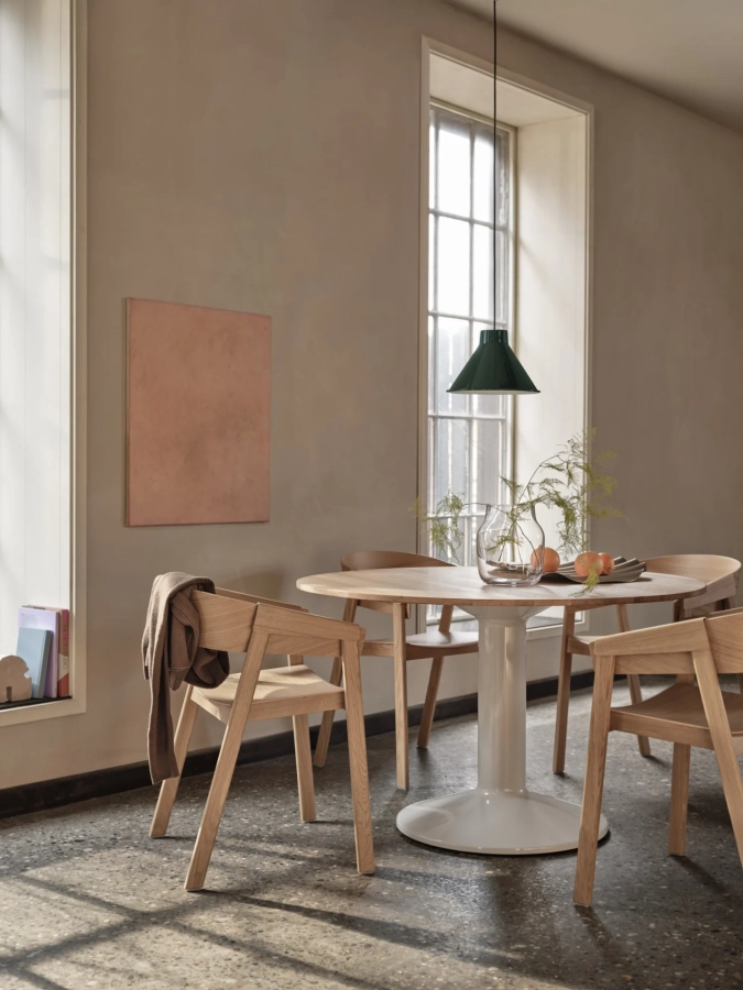 23825-en-midst-table-oak-grey-120-cover-armchair-top-pendant-28-dark-green-silent-vase-clear-20-wave-tray-muuto-org.webp