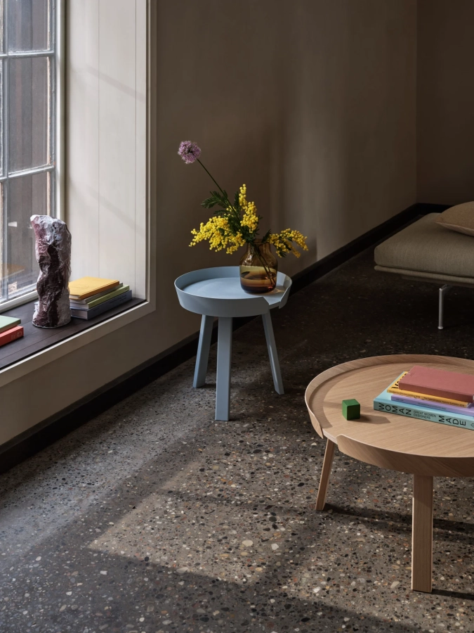 23849-en-around-coffee-table-small-light-blue-large-oak-outline-daybed-ecriture-910-polished-alu-muuto-org.webp