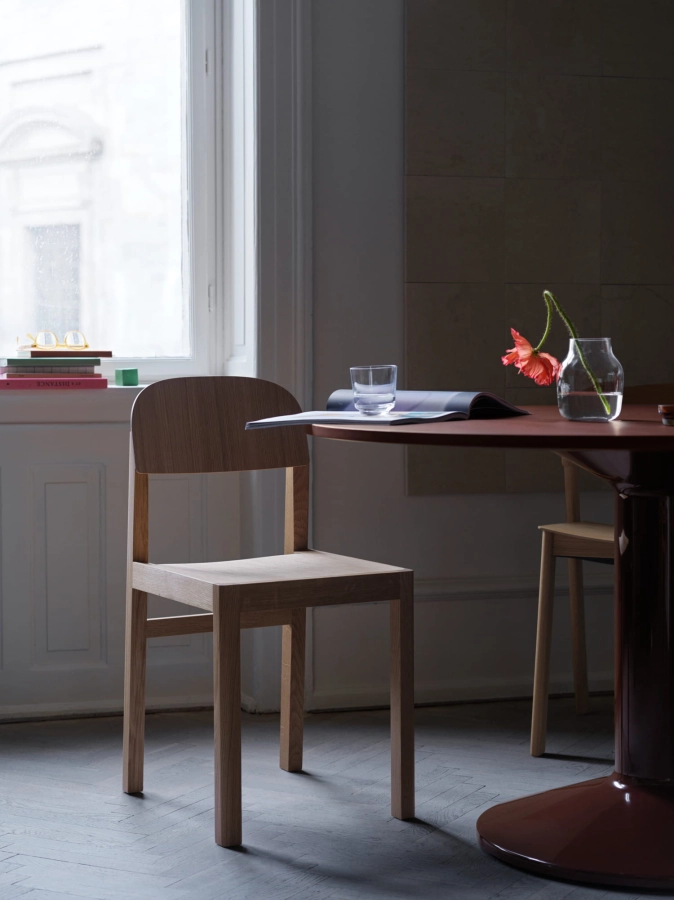 23819-en-midst-table-120-dark-red-workshop-chair-oak-raise-glass-silent-vase-11-clear-muuto-org.tif.jpeg