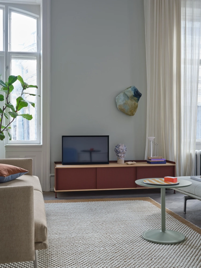 23806-en-enfold-186x45-h48-deep-red-piton-outline-3-seater-ecriture-240-mingle-pebble-burnt-orange-outline-daybed-ecriture-910-soft-side-muuto-org.webp