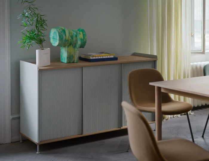 23805-en-enfold-sideboard-148x45-h85-oak-grey-ridge-vase-fiber-side-tube-grey-hallingdal-224-fiord-721-linear-table-oak-muuto-org.webp