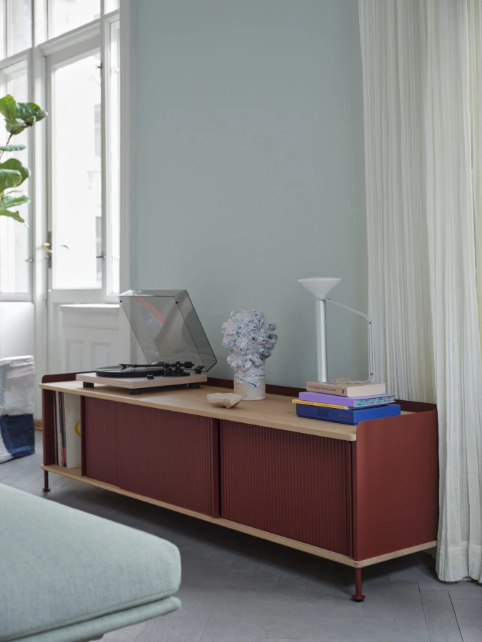 23807-en-enfold-186x45-h48-oak-deep-red-piton-portable-lamp-alu-outline-daybed-ecriture-910-muuto-org.tif.jpeg