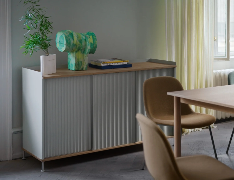 23805-en-enfold-sideboard-148x45-h85-oak-grey-ridge-vase-fiber-side-tube-grey-hallingdal-224-fiord-721-linear-table-oak-muuto-org.webp